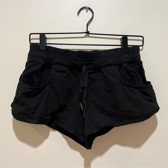 lululemon athletica Pants - Lululemon Black Strength and Tone Shorts - Women’s Size 6
